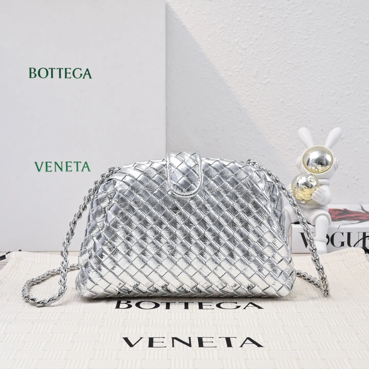 Batch 1880 BOTTEGA VENETA LAUREN 1980 small clutch bag is new! The small size that many people are squatting on is finally here. The self-adjustable zipper is a highlight of this bag. After being removed, it can be used as a handbag for important occasions. One bag unlocks two carrying methods at the same time. It is practical and has a unique sense of structure and beautiful lines. It is more elegant than a small cloud. It is a tribute to the classics and the pursuit of modernity. Style number: 4038 Size: 27*15*8cm
